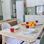 شقة Cosmopolitan Comfort In 4a- By Misha's Place *