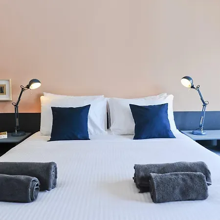 Appartement Cosmopolitan Comfort In 4a- By Misha's Place