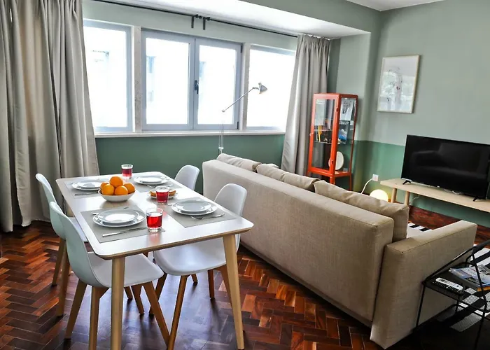 Cosmopolitan Comfort In 4a- By Misha's Place